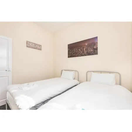 Comfortable Base For 6 Near Bishy Road, And Races! * York