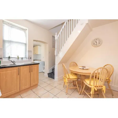Comfortable Base For 6 Near Bishy Road, And Races! *