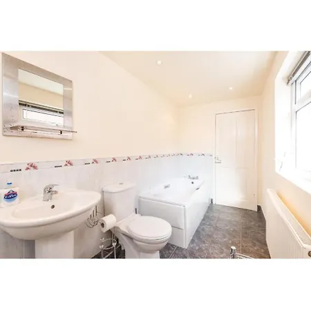 Comfortable Base For 6 Near Bishy Road, And Races! York