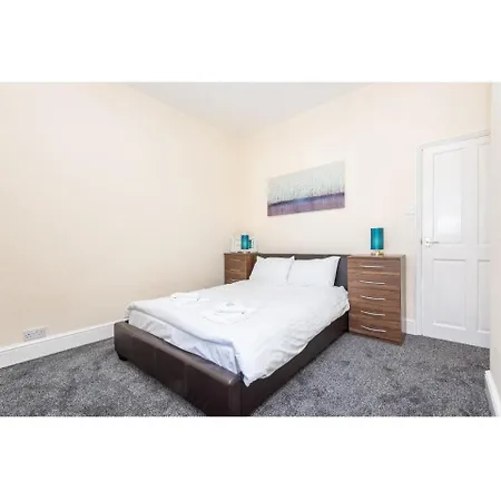 Comfortable Base For 6 Near Bishy Road, And Races!