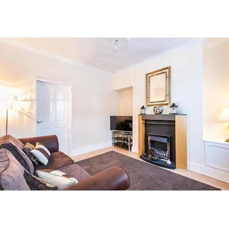 Comfortable Base For 6 Near Bishy Road, And Races! Lägenhet