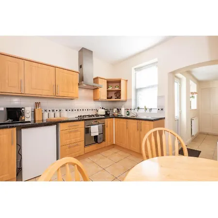 Comfortable Base For 6 Near Bishy Road, And Races!