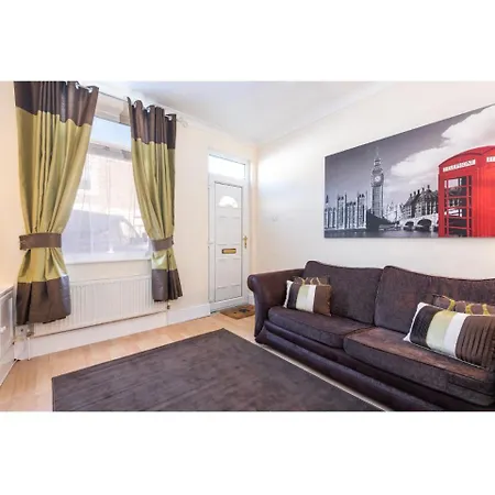 Comfortable Base For 6 Near Bishy Road, And Races!