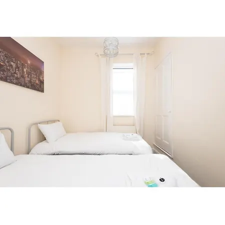 Comfortable Base For 6 Near Bishy Road, And Races! Lägenhet York
