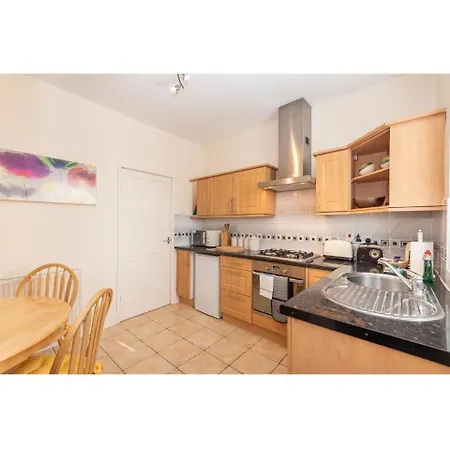 Comfortable Base For 6 Near Bishy Road, And Races!